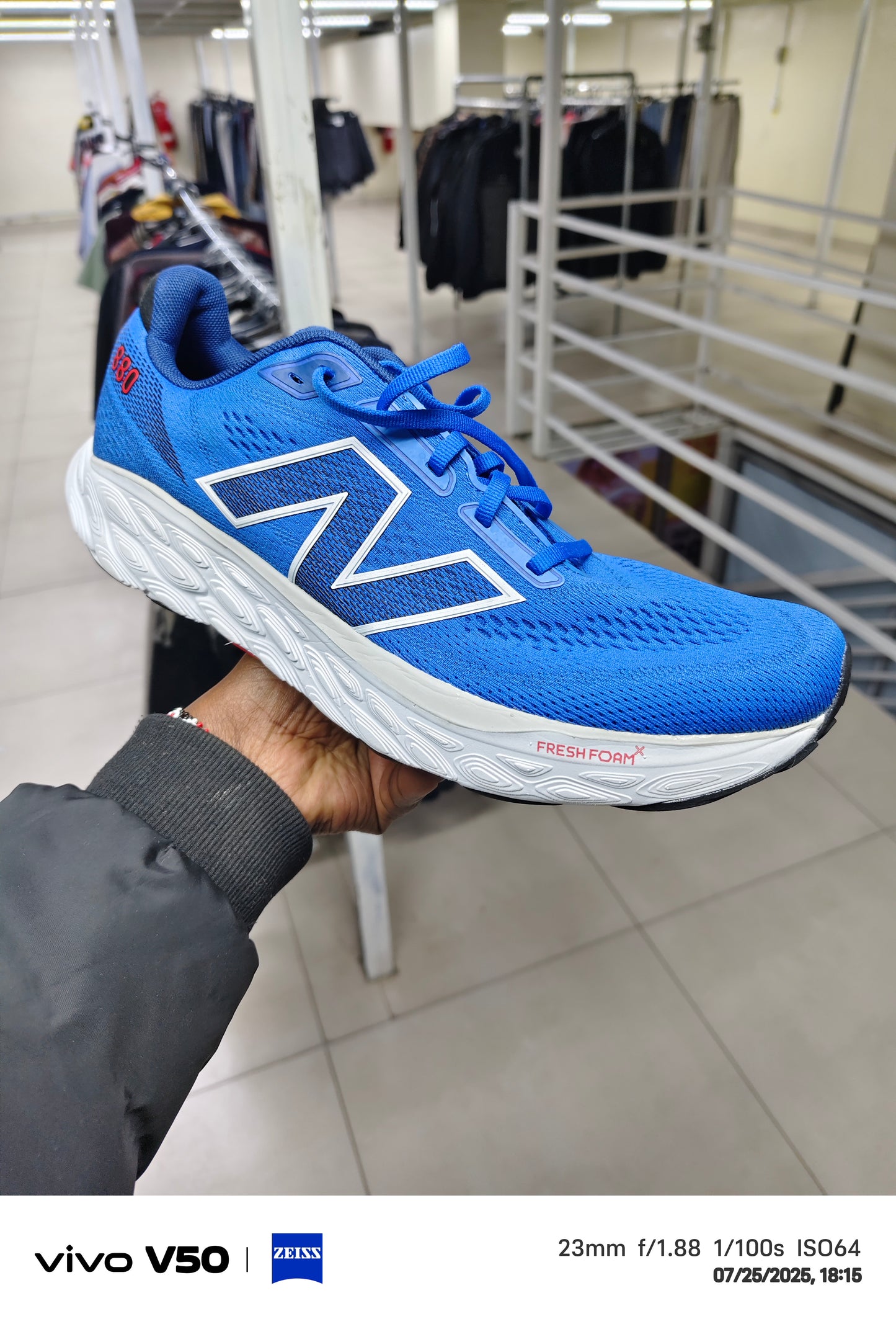 Sports shoes
